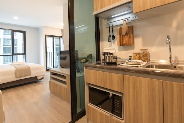 1 habitaciĂłn, escritorio y espacio para trabajar con laptop