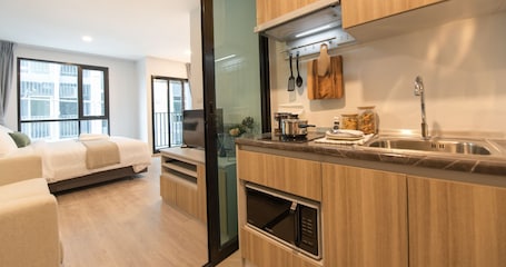 Deluxe Room | 1 bedroom, desk, laptop workspace, iron/ironing board