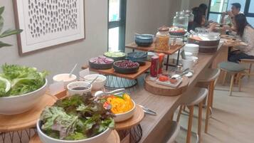 Dagelijks ontbijtbuffet (THB 250 per persoon)