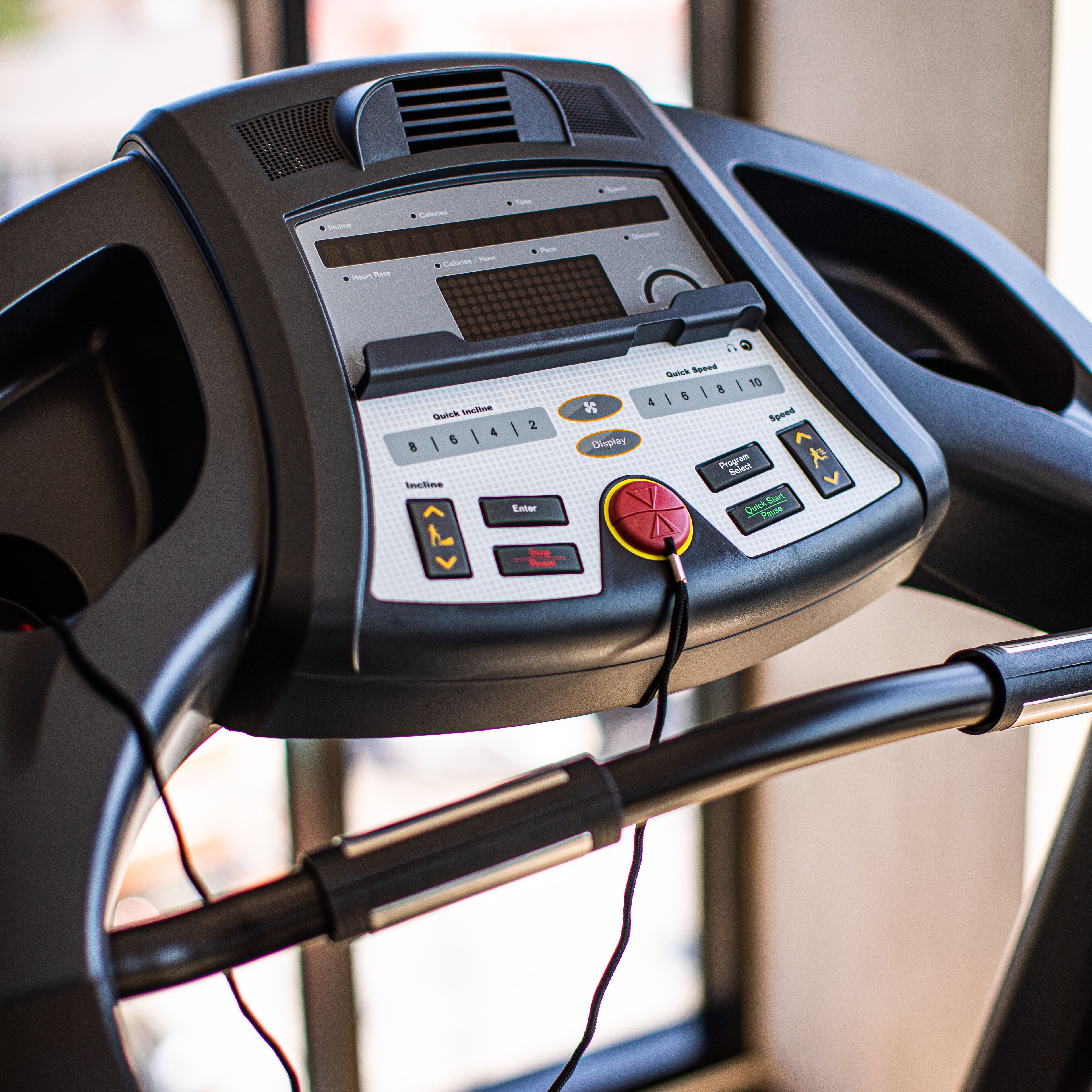 Una bicicleta estática con pantalla digital, botones de control y manillar.