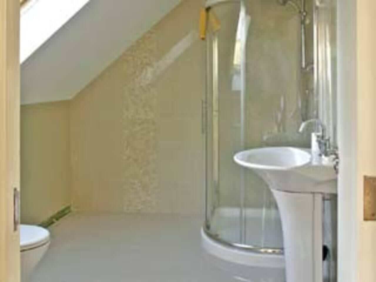 Combined shower/bathtub, hair dryer, towels