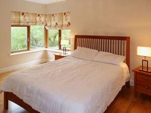 4 bedrooms, iron/ironing board, travel crib, WiFi - Bright, 4 double bedrooms sleeps 10, pool table (Westport, Co Mayo)