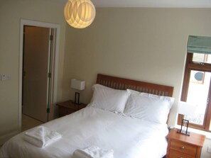 4 bedrooms, iron/ironing board, travel crib, WiFi - Bright, 4 double bedrooms sleeps 10, pool table (Westport, Co Mayo)