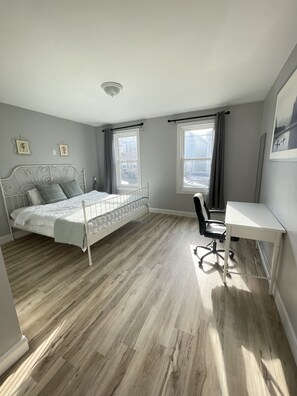 ลักซ์ชัวรี่อพาร์ทเมนท์, 3 ห้องนอน, ห้องน้ำในตัว, ชั้นล่าง | 3 ห้องนอน, ห้องพักตกแต่งอย่างมีเอกลักษณ์, ตกแต่งพิเศษโดยเฉพาะ, Wi-Fi ฟรี