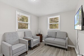 Living area - Relax At Ross - 2 minutes from Cape Fear Adventures (Lillington)