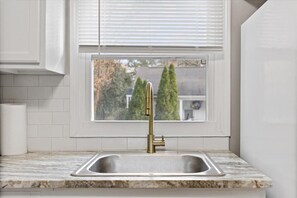 Private kitchen - Relax At Ross - 2 minutes from Cape Fear Adventures (Lillington)