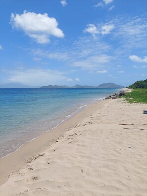 Chaises longues, serviettes de plage