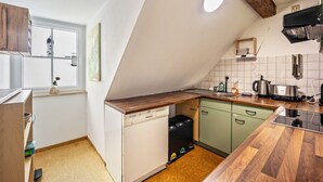 Kaffetrakter/tekoker, kjøleskap, ovn og kokeplater