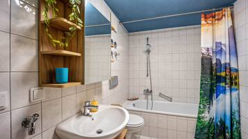 Badewanne, Haartrockner, Handtücher