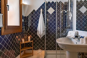 Shower, hair dryer, bidet, towels - Palau Green Village, Palau, Italy (Palau)