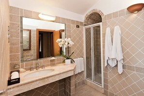Douche, bidet, serviettes fournies