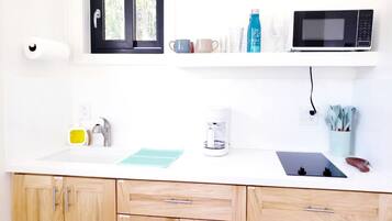 Kühlschrank, Mikrowelle, Herdplatte, Wasserkocher mit Kaffee-/Teezubehör