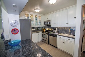 Frigorifero, microonde, forno, piano cottura