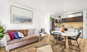 50-cm Smart TV with satellite channels, TV, Netflix - Lovely 1 Bedroom Holiday Apartment (Fingal)