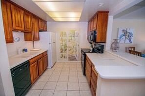 Frigorifero, microonde, forno, piano cottura