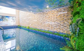 Piscine couverte, parasols de plage, chaises longues