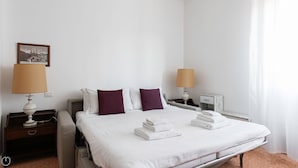 A hotel room with a bed, two bedside tables, two lamps, a picture on the wall, and a window with curtains. - Risorgimento 99 A in Sesto San Giovanni (Sesto San Giovanni)