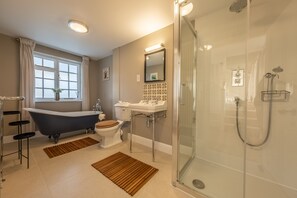 Baignoire, sĂšche-cheveux, serviettes fournies