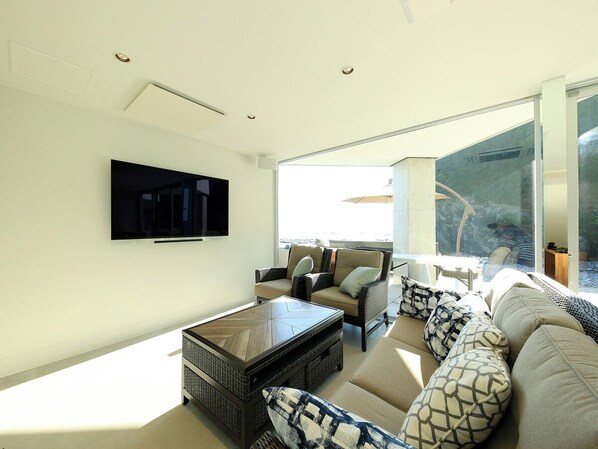 Televisie en een computerscherm