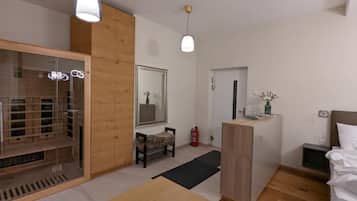 2 bedrooms, in-room safe, desk, WiFi