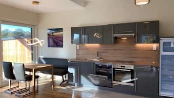 Fridge, oven, stovetop, dishwasher