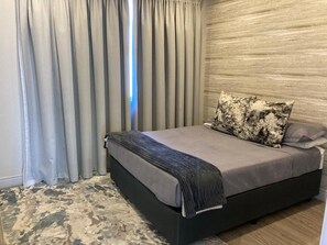 3 slaapkamers, een bureau, een strijkplank/strijkijzer, beddengoed