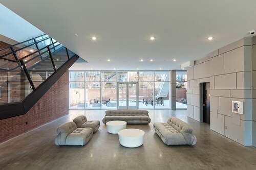 Modern 3 BR Loft -shared Deck - gym - Mins to NYC