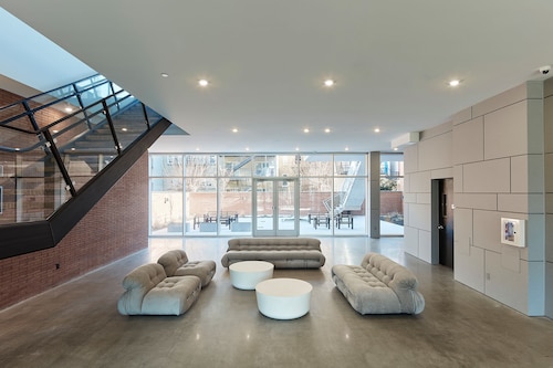 Modern 3 BR Loft -shared Deck - gym - Mins to NYC