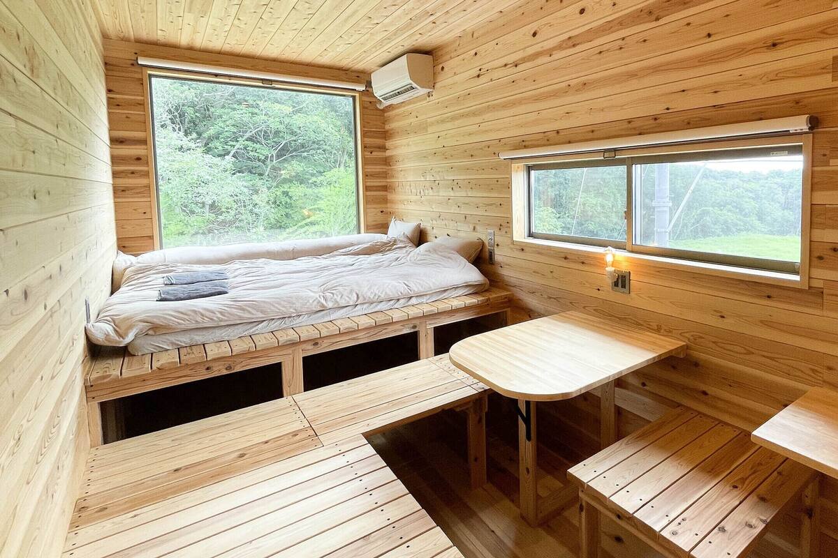 Edredón, cuna de viaje, wifi gratis y ropa de cama