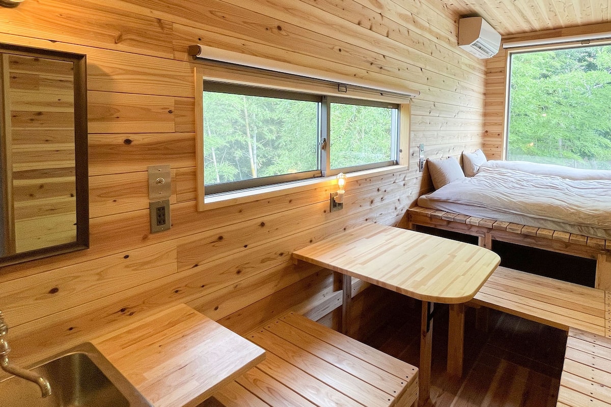 Down duvets, travel cot, free WiFi, bed sheets