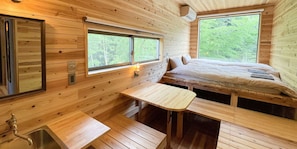 Habitación básica con 2 camas individuales | Edredón, cuna de viaje, wifi gratis y ropa de cama