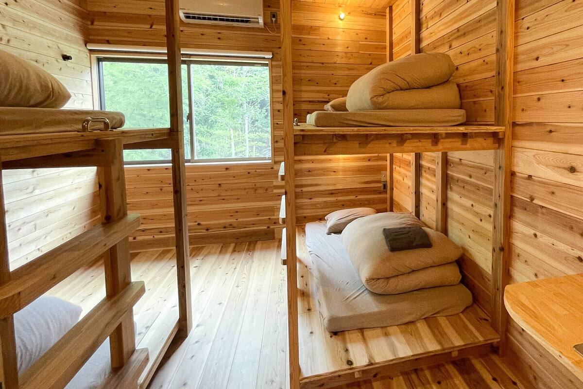 Dormitorio compartido económico | Edredón, cuna de viaje, wifi gratis y ropa de cama
