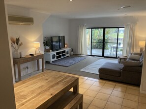 TV - Lovely 2 bedroom water view townhouse (Mudjimba)