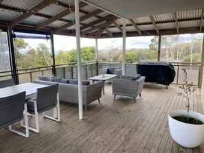Outdoor dining - Spacious holiday house in tranquil Greens Beach (Greens Beach)