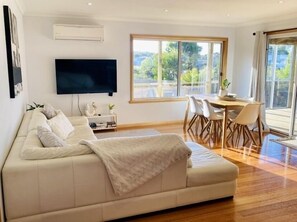 Smart TV, DVD player, books, video library - Spacious holiday house in tranquil Greens Beach (Greens Beach)