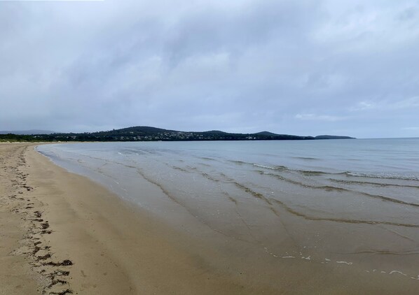 Beach - Spacious holiday house in tranquil Greens Beach (Greens Beach)