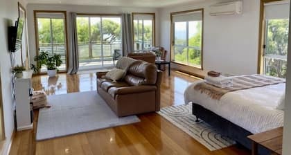 Spacious holiday house in tranquil Greens Beach