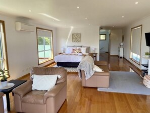 5 bedrooms, iron/ironing board, travel crib, free WiFi - Spacious holiday house in tranquil Greens Beach (Greens Beach)