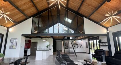 Large Home great for Families, Work, Groups, Teams