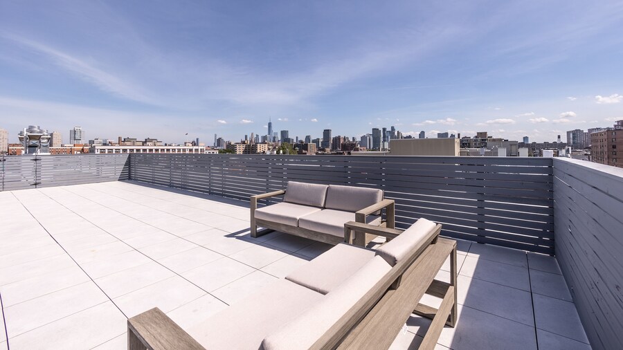 Airy 3 BR Flat w Shared Deck - gym - Mins to NYC