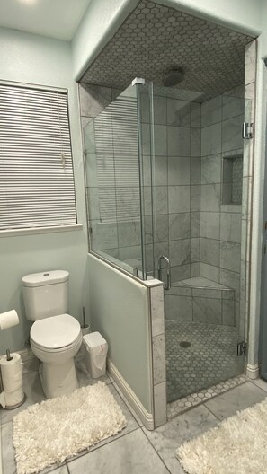Douche, sèche-cheveux, serviettes fournies, savon