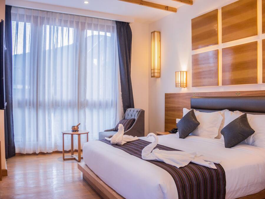 Standard Room, 1 Bedroom, City View | Minibar, in-room safe, individually decorated, individually furnished