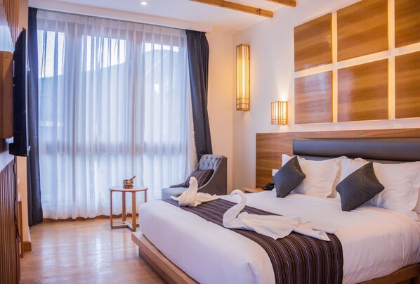 Minibar, caja de seguridad en la habitación y decoración personalizada