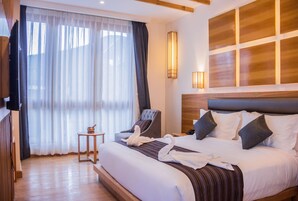 Minibar, caja de seguridad en la habitación y decoración personalizada