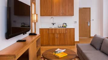 Suite Luxury | Area soggiorno | TV LED 45 pollici con canali via cavo, TV