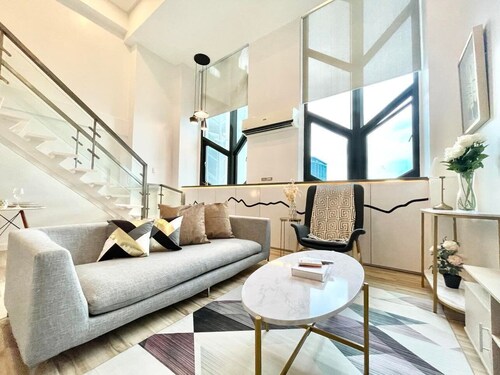 Luxurious Penthouse Bright and Cozy 1 Bedroom Loft in Eastwood