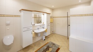 A modern bathroom with a sink, mirror, and toilet. - FerBeautiful apartment close to the Netherlands (Ahaus)