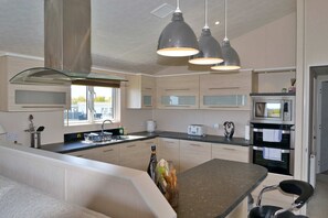 Kjøleskap, mikrobølgeovn, ovn og oppvaskmaskin