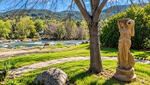 A statue in a garden with a river and mountains in the background. - Oasis Riverfront House - Gazebo overlooks the River, 5 miles to Sequoia SNP gate (Three Rivers)