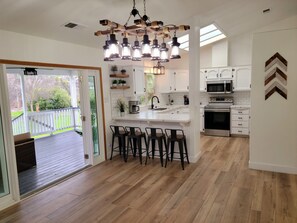 Een koelkast, een magnetron, een oven, een kookplaat